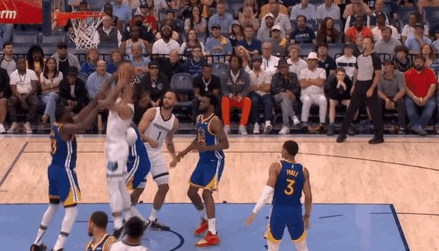 开云体育下载-多次判罚引发争议 灰熊勇士的江湖恩怨未完待续